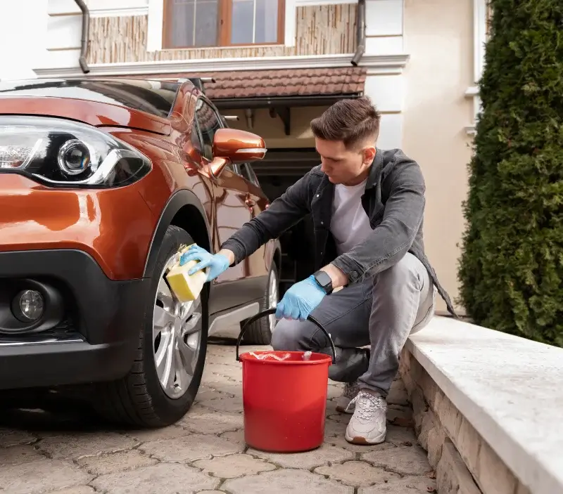 Lavage auto à domicile Saint-Augustin-des-Bois : professionnel intervenant sur un véhicule